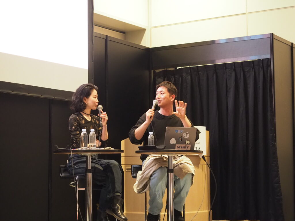 CP+2026で開催された、細倉真弓さん（写真左）と川島小鳥さんによる対談の模様。