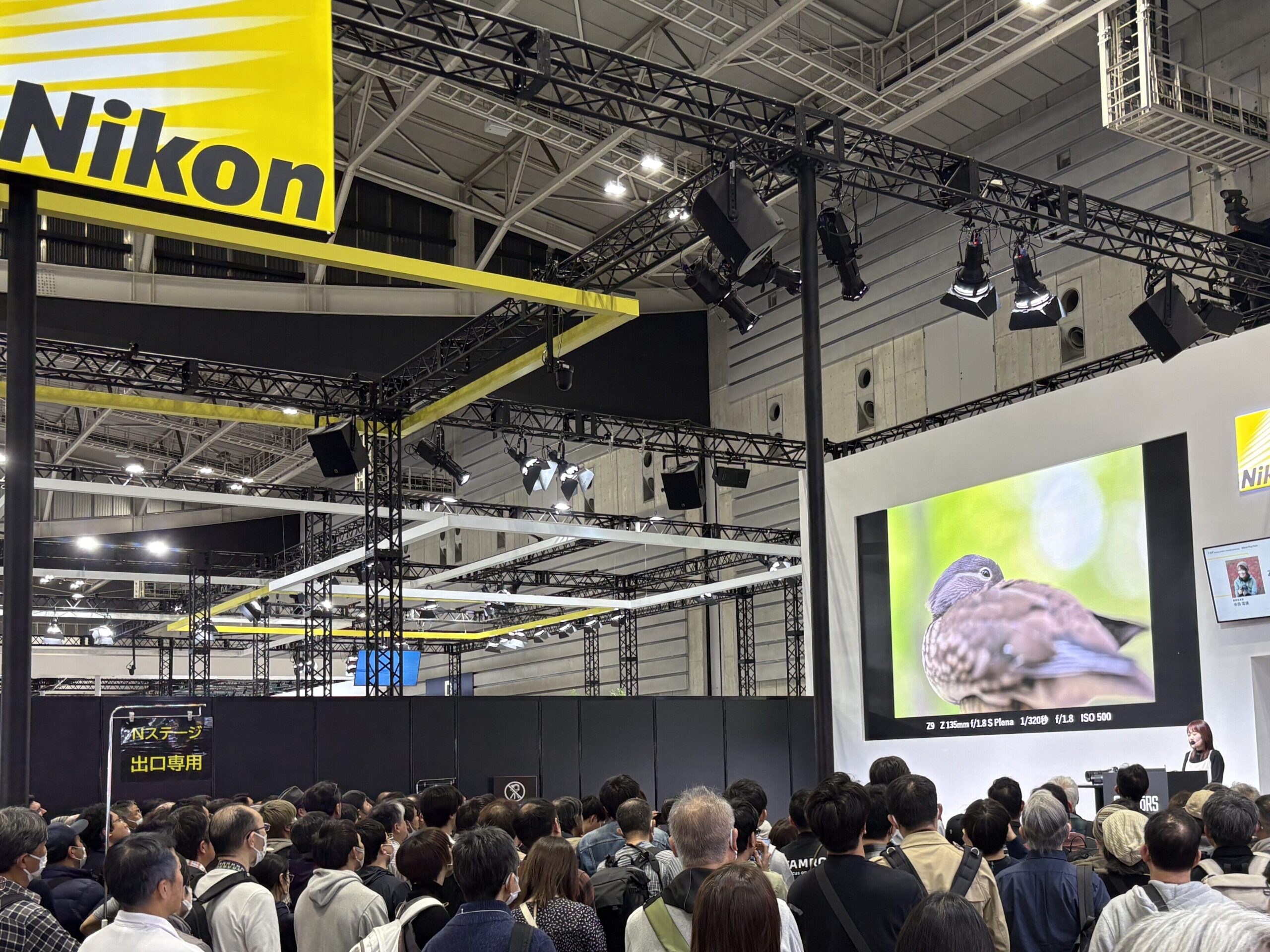 3月1日の日曜日午後にニコンのブースで行われた人気写真家のセミナー。混雑ぶりはご覧のとおり。