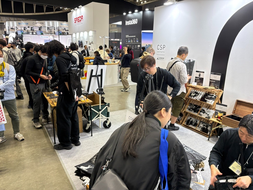 キャンプ用品のメーカーがブースを出店している例。